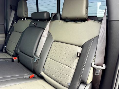 Used 2024 Chevrolet Silverado 2500 ZR2 image 19