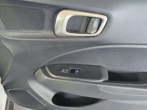 Used 2025 Hyundai Venue SE FWD image 12