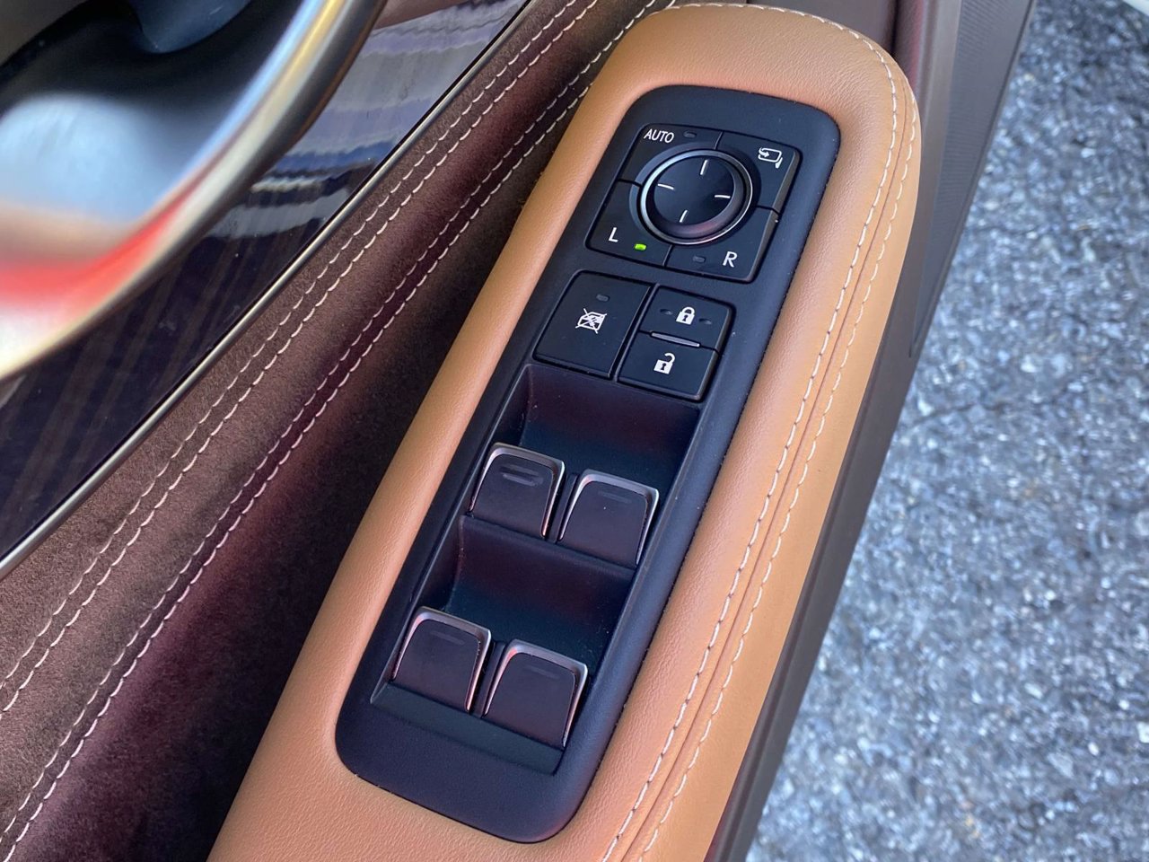 Used 2018 Lexus LS 500 w/ Accessory Package (Z2) RWD image 27