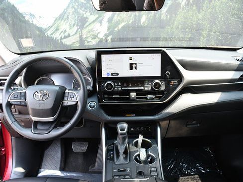 Used 2023 Toyota Highlander XLE AWD/4WD image 18