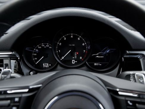 Certified 2025 Porsche Macan image 18