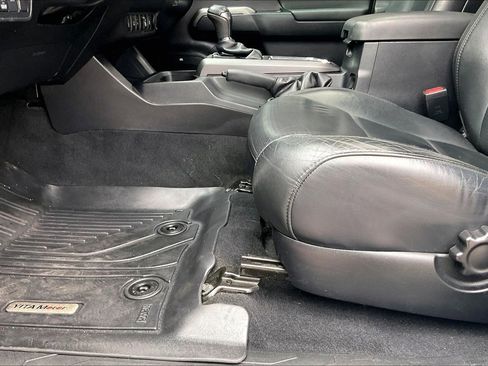 Used 2018 Toyota Tacoma TRD Sport image 16