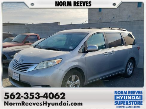 Used 2017 Toyota Sienna LE FWD image 1