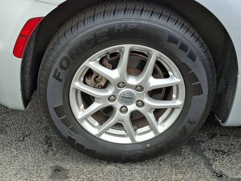 Used 2024 Chrysler Pacifica Touring-L FWD image 6
