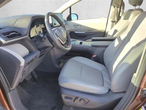 Used 2023 Toyota Sienna XLE FWD image 11