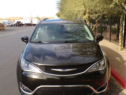 Used 2018 Chrysler Pacifica Touring-L image 2