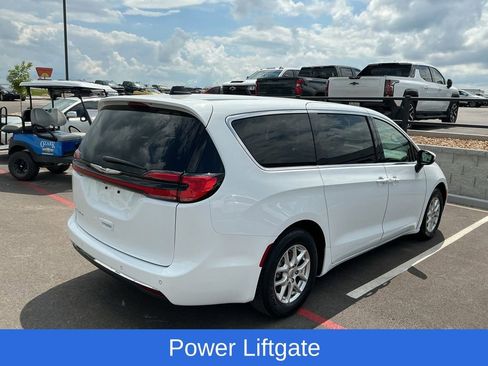 Used 2023 Chrysler Pacifica Touring-L FWD image 3