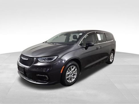 Used 2023 Chrysler Pacifica Touring-L image 2