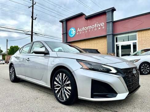 Used 2023 Nissan Altima 2.5 SV image 1