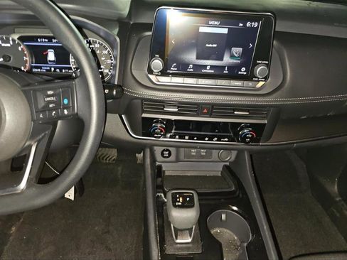 Used 2024 Nissan Rogue SV image 5