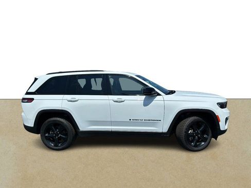 Used 2023 Jeep Grand Cherokee Altitude AWD/4WD image 2