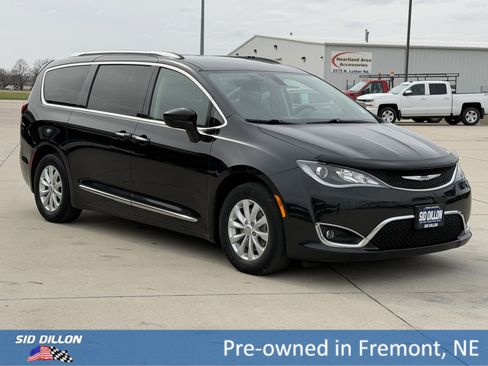 Used 2019 Chrysler Pacifica Touring-L image 2