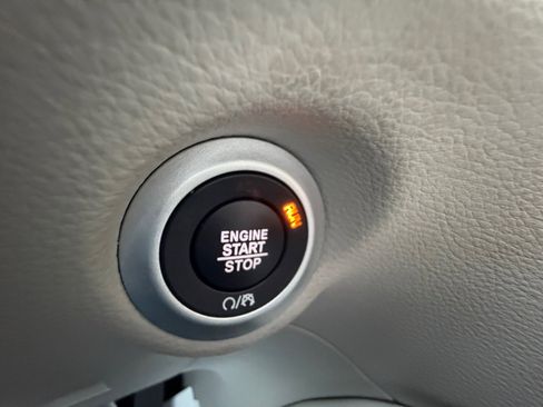 Used 2023 Chrysler Pacifica Limited image 30