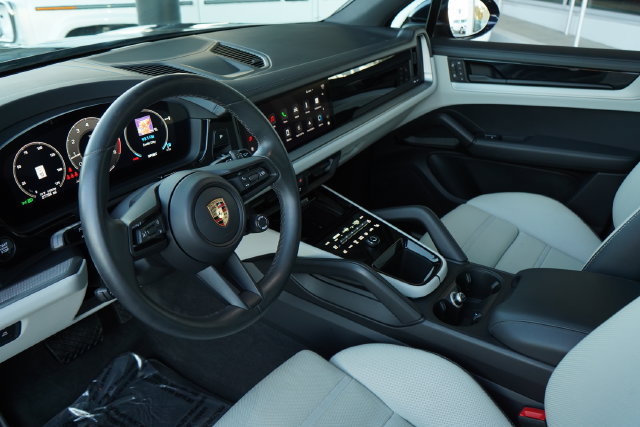 Used 2024 Porsche Cayenne AWD/4WD image 27