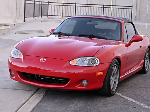 Used 2001 MAZDA MX-5 Miata RWD image 3