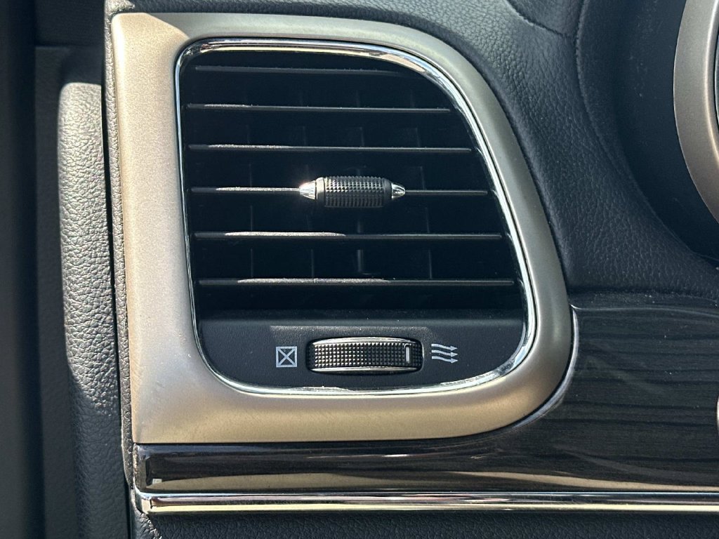 Used 2015 Jeep Grand Cherokee Overland AWD/4WD image 28