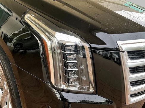 Used 2017 Cadillac Escalade Luxury AWD/4WD image 25