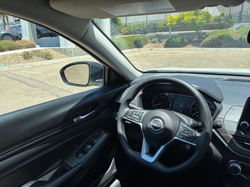Used 2025 Nissan Altima 2.5 SV FWD image 33