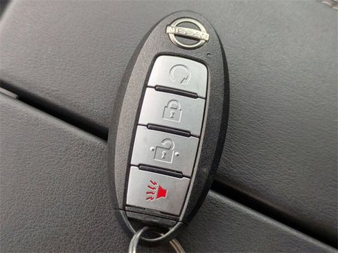 Used 2022 Nissan Rogue SV image 32