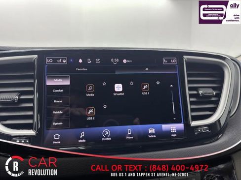 Used 2023 Chrysler Pacifica Touring-L FWD image 32
