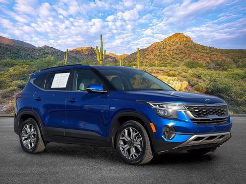 Certified 2021 Kia Seltos EX AWD/4WD image 2