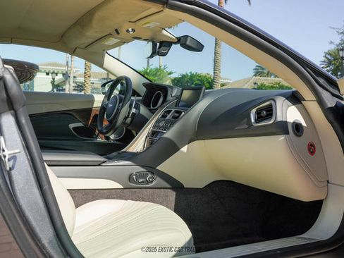 Used 2020 Aston Martin DB11 Volante image 40