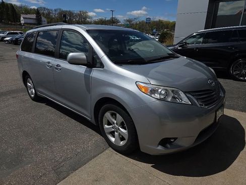 Used 2015 Toyota Sienna LE FWD image 2