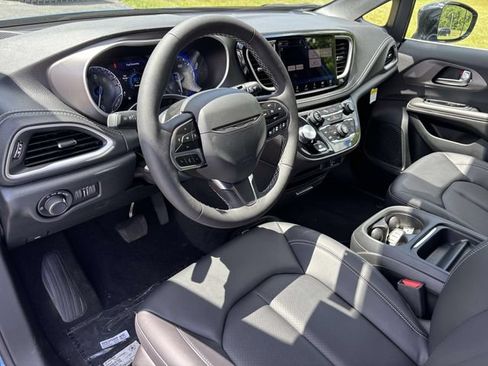 New 2027 Chrysler Pacifica Select AWD/4WD image 18