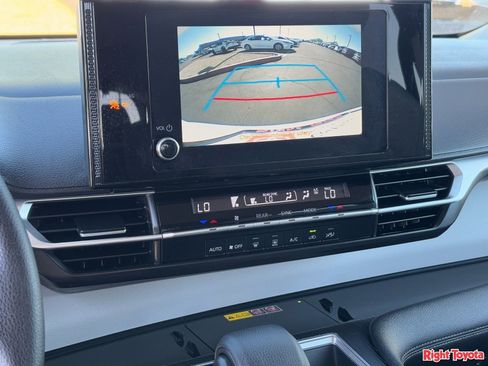 Certified 2025 Toyota Sienna LE image 27