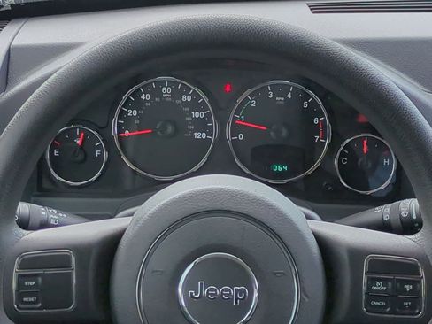 Used 2012 Jeep Liberty Sport AWD/4WD image 33