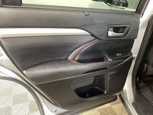 Used 2017 Toyota Highlander XLE AWD/4WD image 16