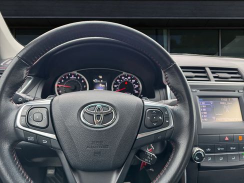 Used 2017 Toyota Camry SE image 4