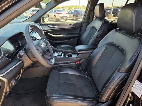 Used 2025 Jeep Grand Cherokee Altitude AWD/4WD image 16