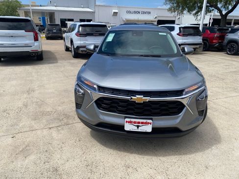 New 2026 Chevrolet Trax LS w/ LS Convenience Package FWD image 2