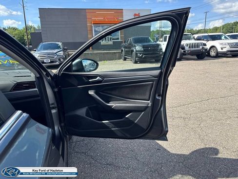 Used 2024 Volkswagen Jetta SE FWD image 31