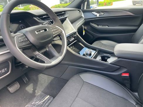 New 2025 Jeep Grand Cherokee L Altitude image 24