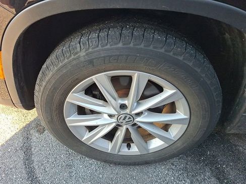 Used 2017 Volkswagen Tiguan Limited w/ Premium Package image 3