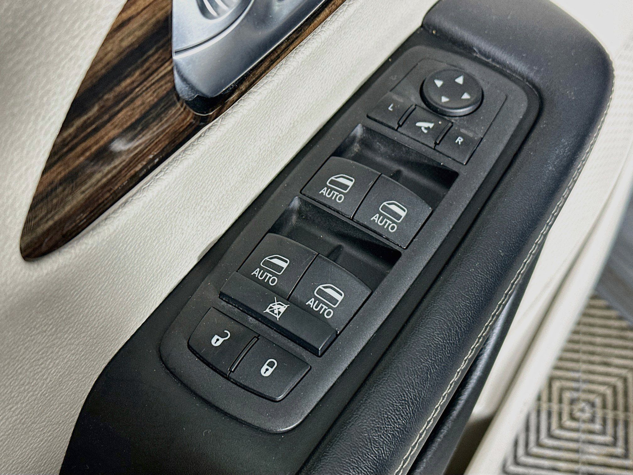 Used 2023 Chrysler Pacifica Limited FWD image 18