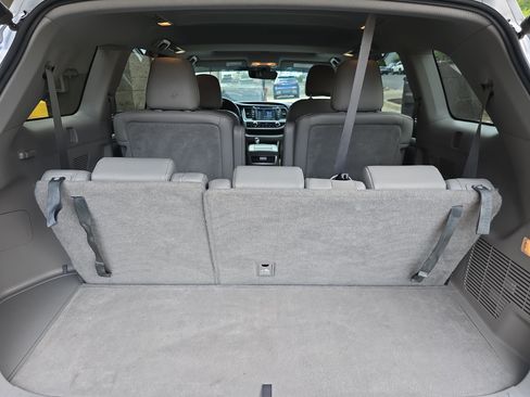 Used 2019 Toyota Highlander XLE AWD/4WD image 13