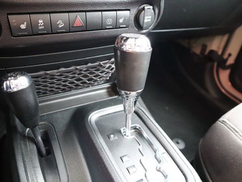 Used 2018 Jeep Wrangler Rubicon w/ Power Convenience Group image 54