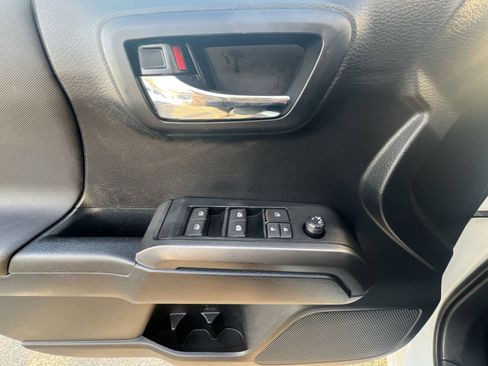 Used 2019 Toyota Tacoma SR image 15