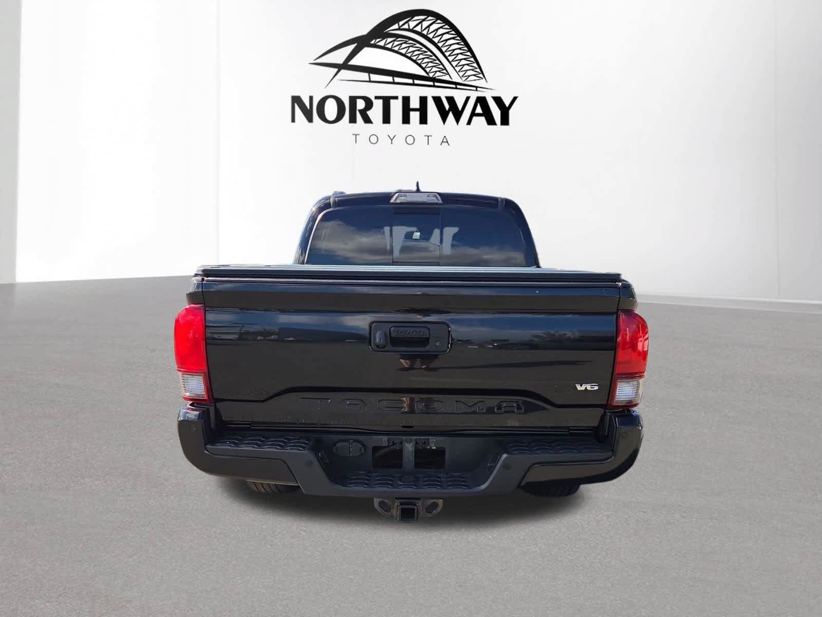 Used 2018 Toyota Tacoma TRD Sport AWD/4WD image 4