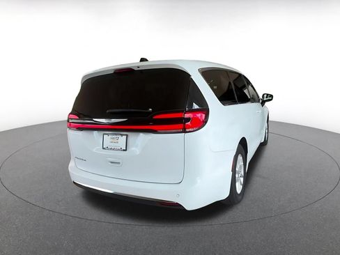 Used 2025 Chrysler Pacifica Select FWD image 12