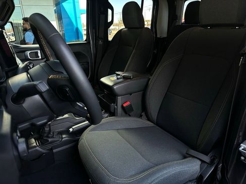 Used 2025 Jeep Gladiator Willys image 13