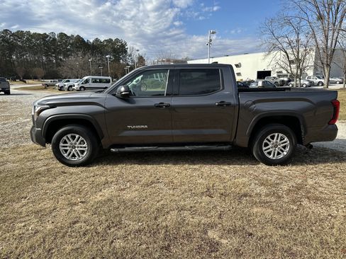 Used 2022 Toyota Tundra SR5 w/ Convenience Package image 8