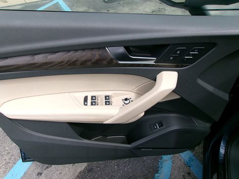 Used 2018 Audi Q5 Prestige w/ Prestige Package image 16