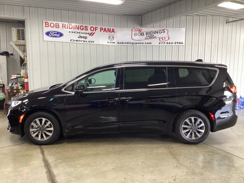 Used 2024 Chrysler Pacifica Limited FWD image 2