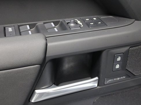 Used 2025 Land Rover Defender 110 S image 25