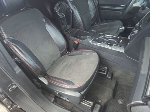 Used 2018 Ford Explorer XLT w/ Equipment Group 202A FWD image 15