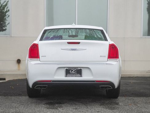Used 2018 Chrysler 300 Limited image 5